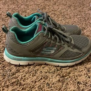 Sketchers flex sole memory foam Size 8 1/2. Worn twice.